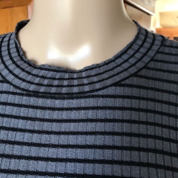 TAHARI sweater gray and black vertical stripes size M - Picture 3 of 4